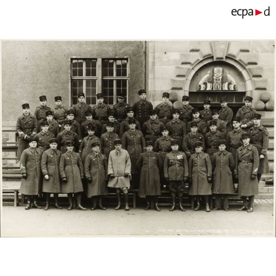 Photographie de groupe du 158e régiment d'infanterie (158e RI) à la fin des années 1930.