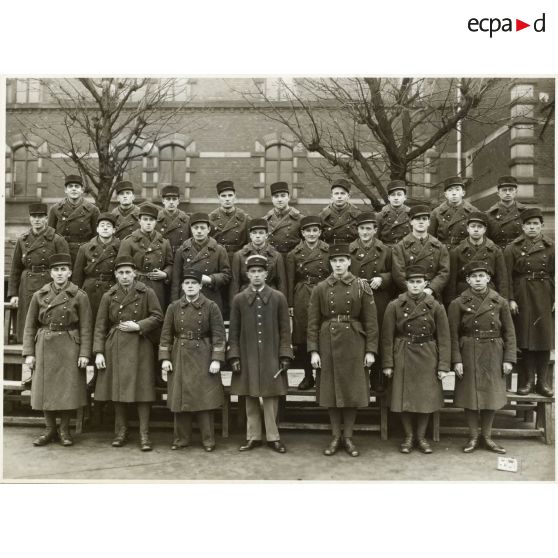 Photographie de groupe du 158e régiment d'infanterie (158e RI) à la fin des années 1930.