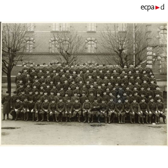 Photographie de groupe du 158e régiment d'infanterie (158e RI) à la fin des années 1930.