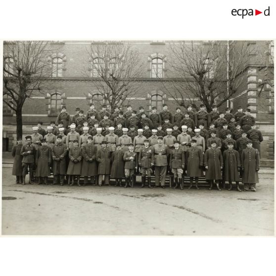 Photographie de groupe du 158e régiment d'infanterie (158e RI) à la fin des années 1930.