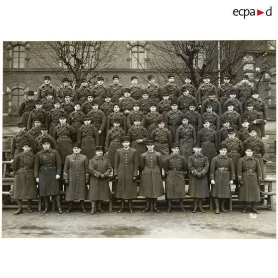 Photographie de groupe du 158e régiment d'infanterie (158e RI) à la fin des années 1930.