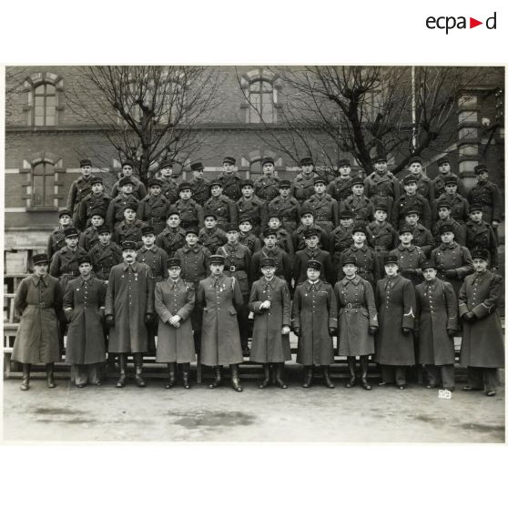 Photographie de groupe du 158e régiment d'infanterie (158e RI) à la fin des années 1930.