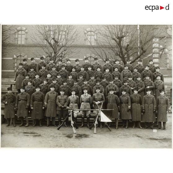 Photographie de groupe du 158e régiment d'infanterie (158e RI) à la fin des années 1930.