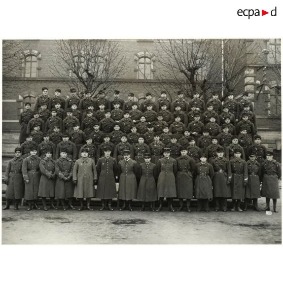 Photographie de groupe du 158e régiment d'infanterie (158e RI) à la fin des années 1930.