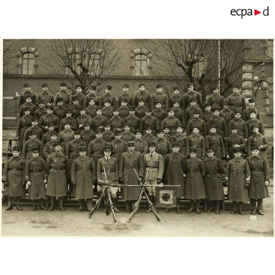 Photographie de groupe du 158e régiment d'infanterie (158e RI) à la fin des années 1930.