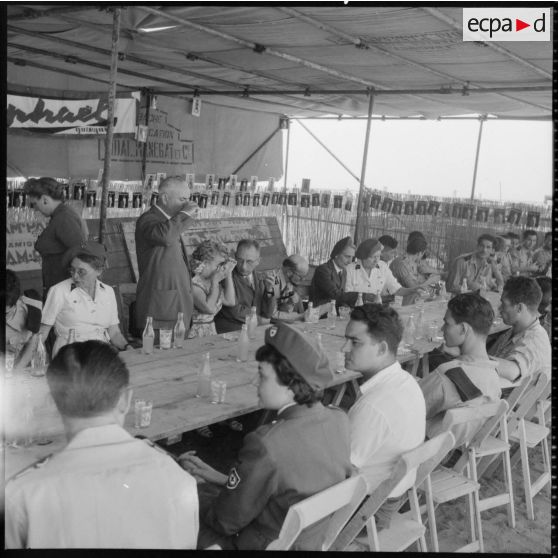 Cocktail de bienvenue organisé en l'honneur des blessés d'Indochine, à l'hôpital Maillot d'Alger.