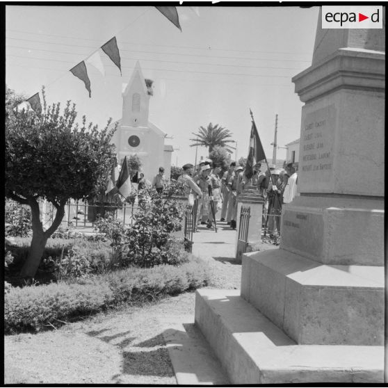 Légionnaires devant le monument aux morts de Cap Matifou.