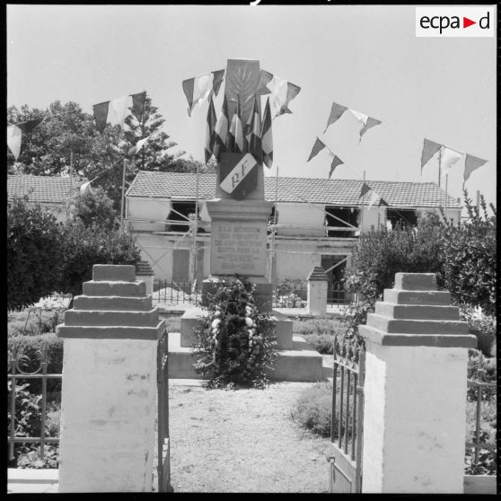 Monument aux morts décoré d'une gerbe.