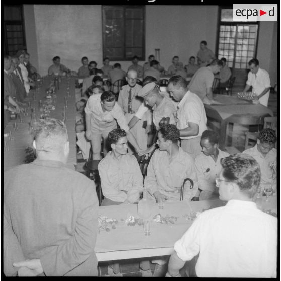 Cocktail organisé pour clore la journée de sortie des blessés d'Indochine.