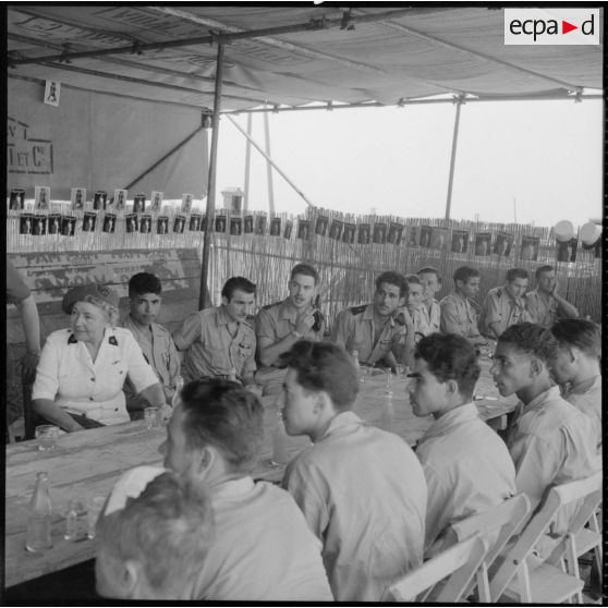 Cocktail de bienvenue organisé en l'honneur des blessés d'Indochine, à l'hôpital Maillot d'Alger.