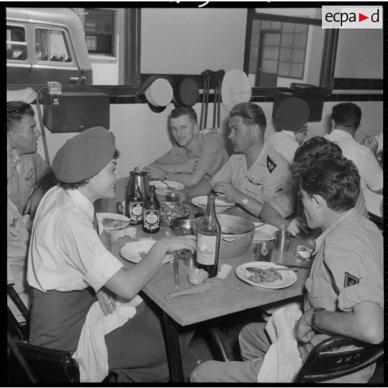 Repas des blessés légionnaires d'Indochine soignés à l'hôpital Maillot d'Alger en visite à Cap Matifou.