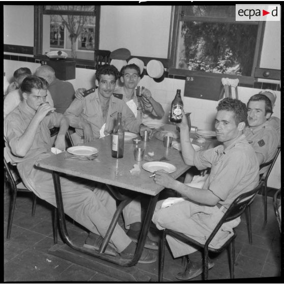 Repas des blessés légionnaires d'Indochine soignés à l'hôpital Maillot d'Alger en visite à Cap Matifou.