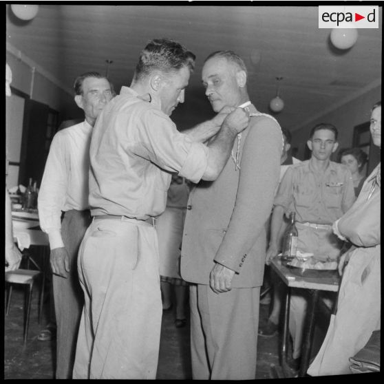 Remise de décorations dans un réfectoire lors de la visite de blessés légionnaires d'Indochine soignés à l'hôpital Maillot d'Alger à Cap Matifou.