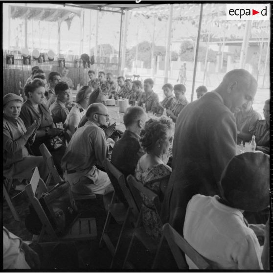 Cocktail de bienvenue organisé en l'honneur des blessés d'Indochine, à l'hôpital Maillot d'Alger.