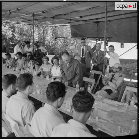 Cocktail de bienvenue organisé en l'honneur des blessés d'Indochine, à l'hôpital Maillot d'Alger.