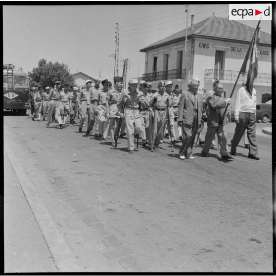 Défilé des légionnaires blessés devant le café de la gare à Alger.