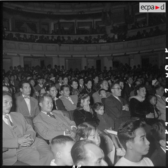 Spectateurs venus assister à la séance donnée par les PIM au théâtre municipal d'Hanoï.