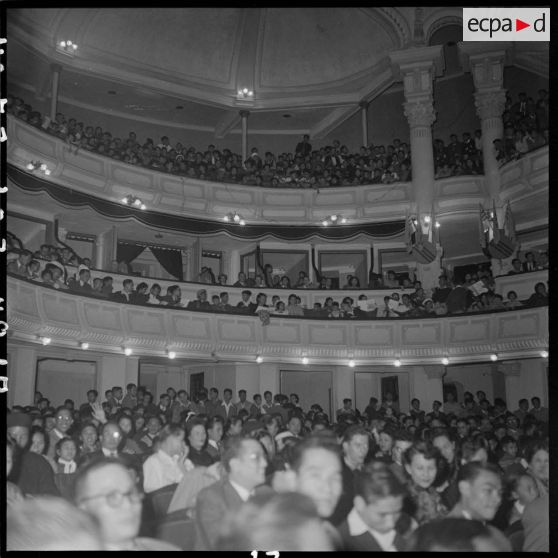 Spectateurs venus assister à la séance donnée par les PIM au théâtre municipal d'Hanoï.