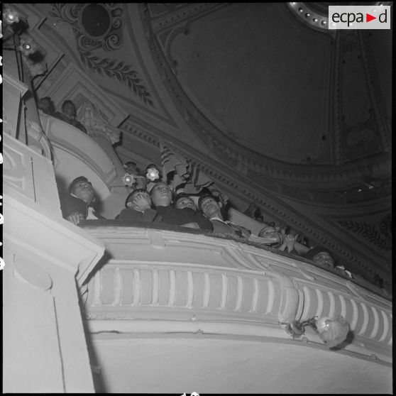 Spectateurs venus assister à la séance donnée par les PIM au théâtre municipal d'Hanoï.