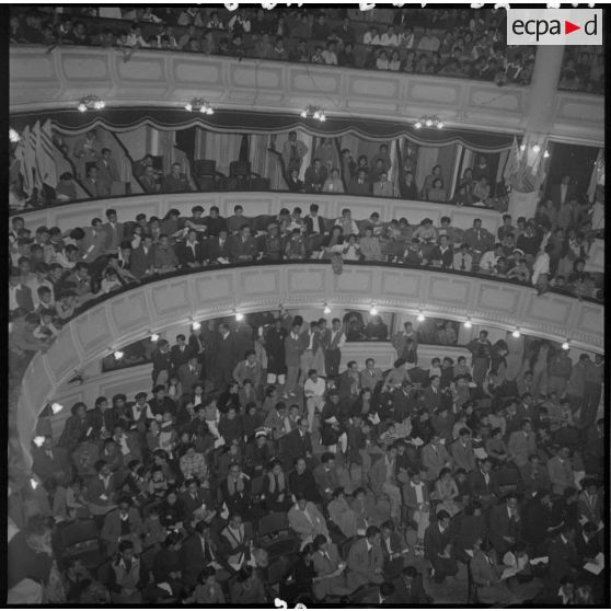 Spectateurs venus assister à la séance donnée par les PIM au théâtre municipal d'Hanoï.