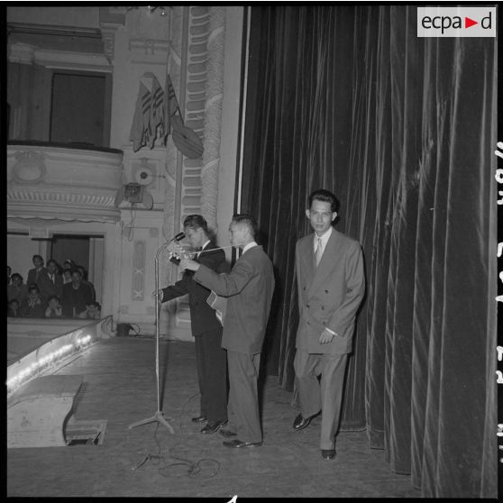 Un chanteur et un musicien sur la scène du théâtre municipal d'Hanoï.