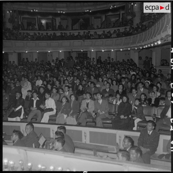 Spectateurs venus assister à la séance donnée par les PIM au théâtre municipal d'Hanoï.