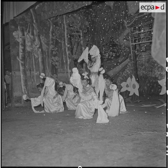 Le ballet de la pièce jouée par les PIM au théâtre municipal d'Hanoï.