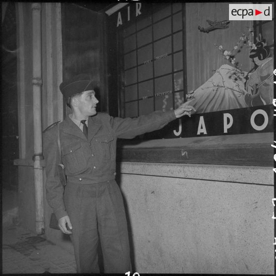 Un militaire devant une vitrine lors des fêtes de Noël.