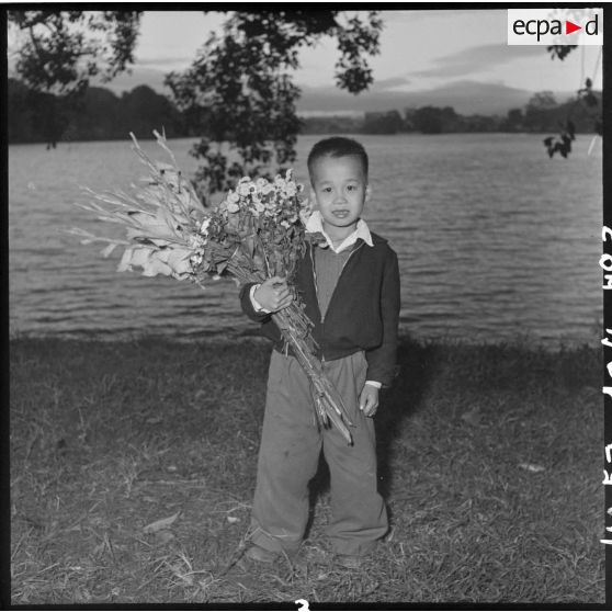 Portrait d'un enfant lors des préparatifs de Noël.