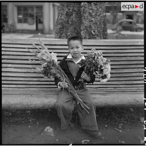 Portrait d'un enfant lors des préparatifs de Noël.