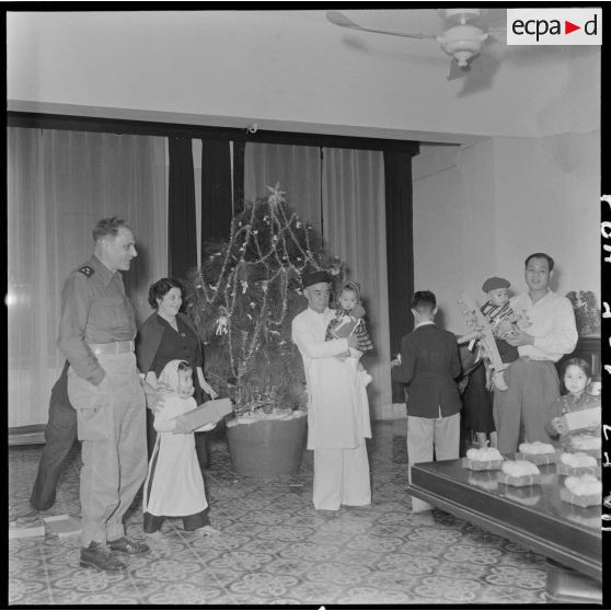 Le général Cogny, commandant en chef des FTNV (forces terrestres du Nord-Vietnam), et son épouse (à sa gauche) lors d'une fête de Noël.