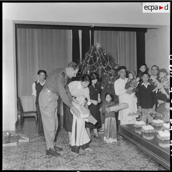 Le général Cogny, commandant en chef des FTNV (forces terrestres du Nord-Vietnam), sa fille et son épouse (sur sa gauche) lors d'une fête de Noël.