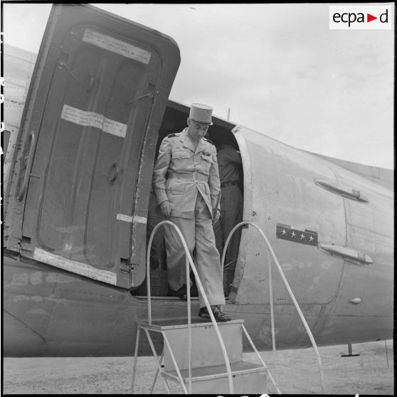 Le général Navarre, commandant en chef en Indochine, descend de son Dakota personnel à Bach Mai.