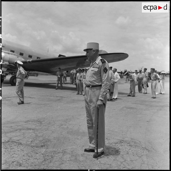 Le général Cogny, commandant en chef des FTNV (forces terrestres du Nord-Vietnam), face à l'avion du général Navarre sur l'aérodrome de Bach Mai.