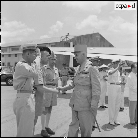 A son arrivée à Bach Mai, le général Navarre, commandant en chef en Indochine, serre la main du lieutenant-colonel d'Aboville, chef de cabinet du général commandant des FTNV (forces terrestres du Nord-Vietnam).