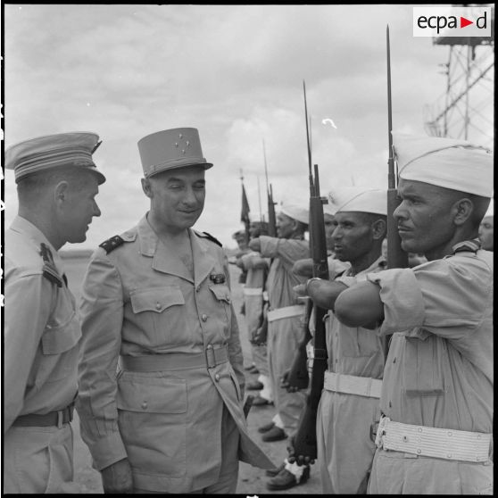 A son arrivée à Bach Mai, le général Navarre, commandant en chef en Indochine, en présence du colonel Duranton, commandant la base de Bach Mai, interroge quelques tirailleurs.