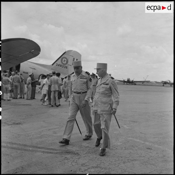 A son arrivée à Bach Mai, le général Navarre, commandant en chef en Indochine, s'entretient avec le général Cogny, commandant en chef des FTNV (forces terrestres du Nord-Vietnam).