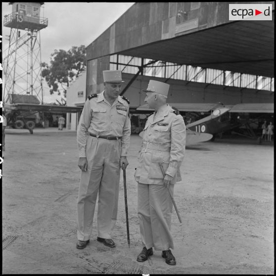 A son arrivée à Bach Mai, le général Navarre, commandant en chef en Indochine, s'entretient avec le général Cogny, commandant en chef des FTNV (forces terrestres du Nord-Vietnam).