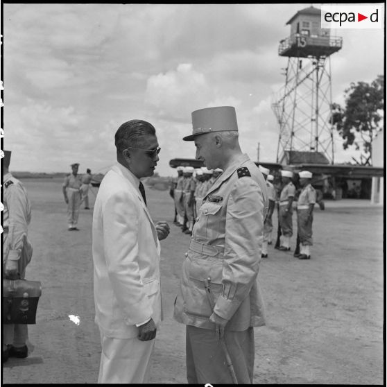 A son arrivée à Bach Mai, le général Navarre, commandant en chef en Indochine, s'entretient avec M. Nguyen Huu Tri, gouverneur du Nord-Vietnam.