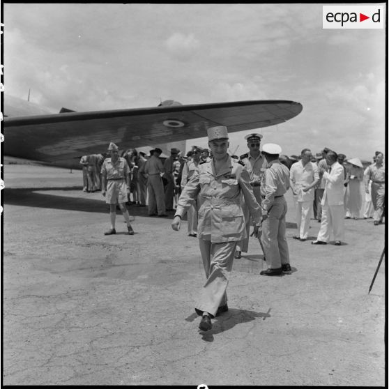 Le général Navarre se dirige vers le piquet d'honneur de l'aérodrome de Bach Mai.