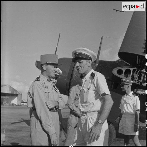 Le général Masson, adjoint au commandant en chef des FTNV (forces terrestres du Nord-Vietnam), et l'amiral Auboyneau, commandant des forces maritimes d'Extrême-Orient, discutent sur le tarmac d'un aérodrome d'Hanoï.