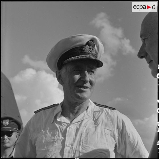 Le général Lambe, commandant en chef des forces navales britanniques dans le sud-est asiatique.