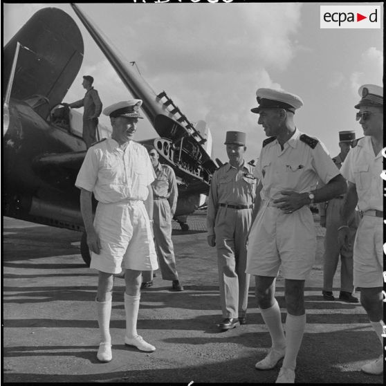 Le général Lambe, commandant en chef des forces navales britanniques dans le sud-est asiatique, et l'amiral Auboyneau, commandant des forces maritimes d'Extrême-Orient, discutent sur le tarmac d'un aérodrome d'Hanoï.