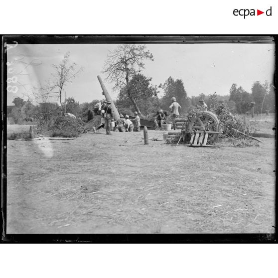 Mortefontaine (Aisne). Lieu dit le Moulin, 155 Filloux en batterie. [légende d’origine]