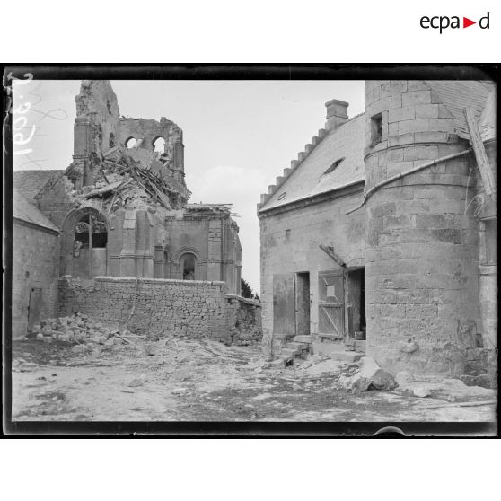 Lengrain (Aisne). L’église et une cour de ferme. [légende d’origine]