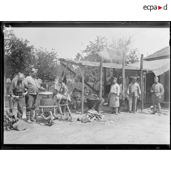 Lamorlaye (Oise). La cuisine du service automobile. [légende d’origine]