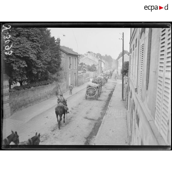 Lamorlaye (Oise). Convois et dragons traversant le village. [légende d’origine]