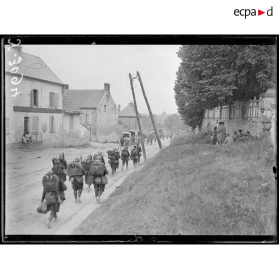 Duvy (Oise). L’entrée du village. [légende d’origine]