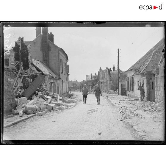 Villers-Cotterêts (Aisne). La rue Demoustier. Maisons bombardées. [légende d’origine]