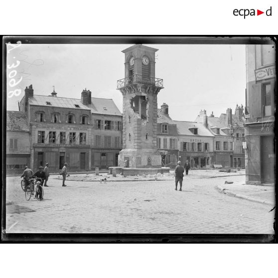 Villers-Cotterêts (Aisne). La rue de Paris et la fontaine (la tour atteinte par le bombardement). [légende d’origine]